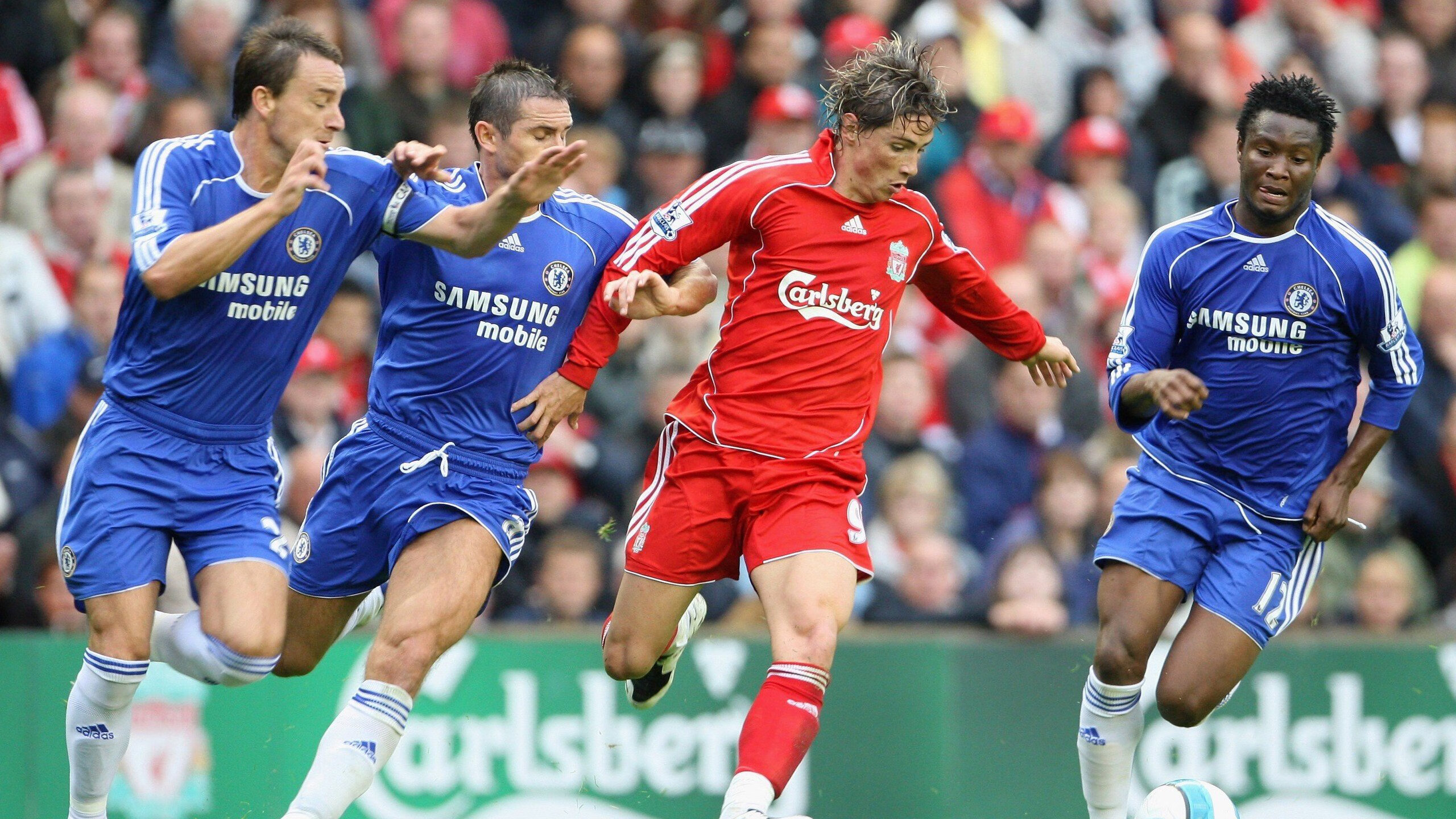 _场边观众：球迷盛会尽显激情_，球迷观赛时看到精彩瞬间,会激动得